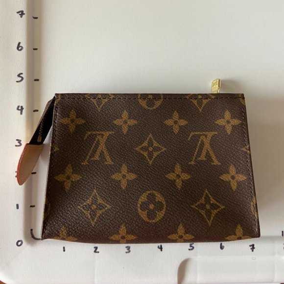 Louis Vuitton Toiletry Pouch 15 - Picture 6 of 11